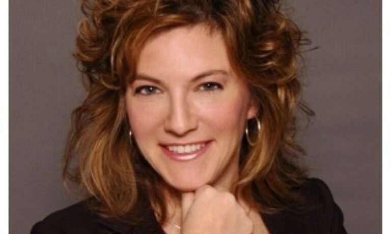 Lisa R Davis